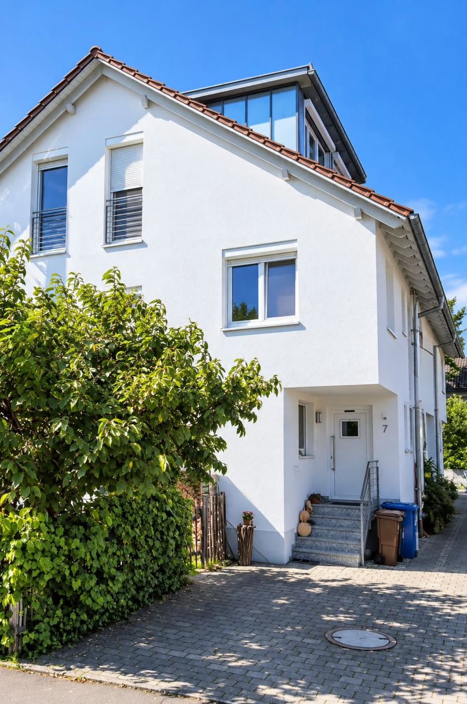 Wohnhaus mit kleinen Fenstern und großen Verglasungen