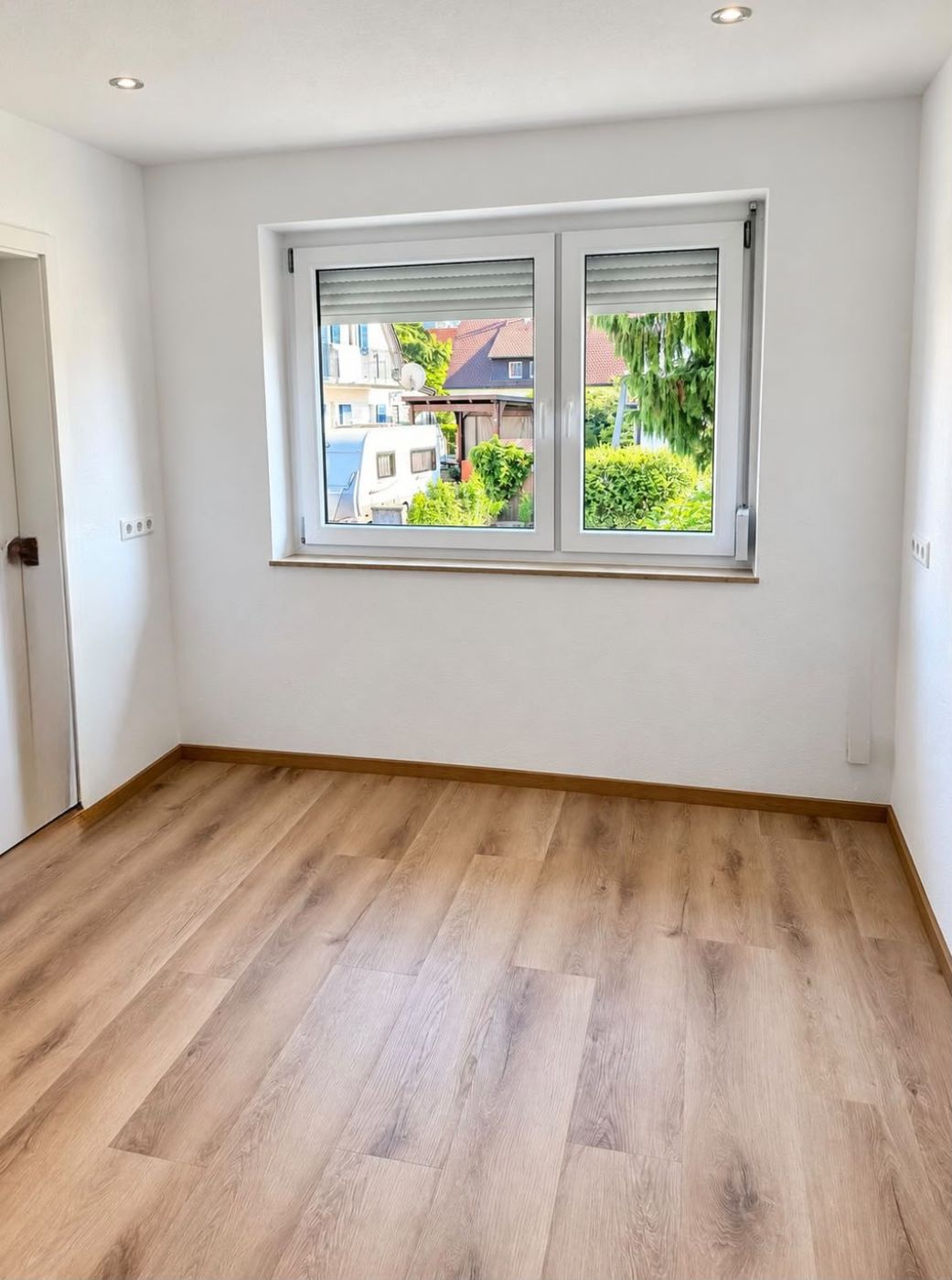 Klare Fensterscheiben nach der Reinigung in einem Wohnraum